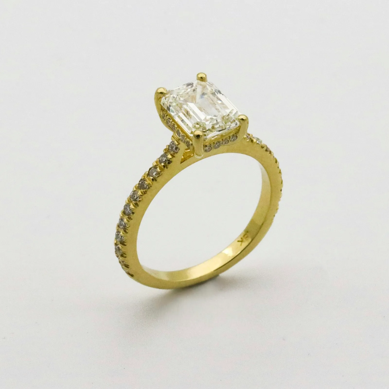 Cincin berlian emerald cut emas kuning dengan pavé