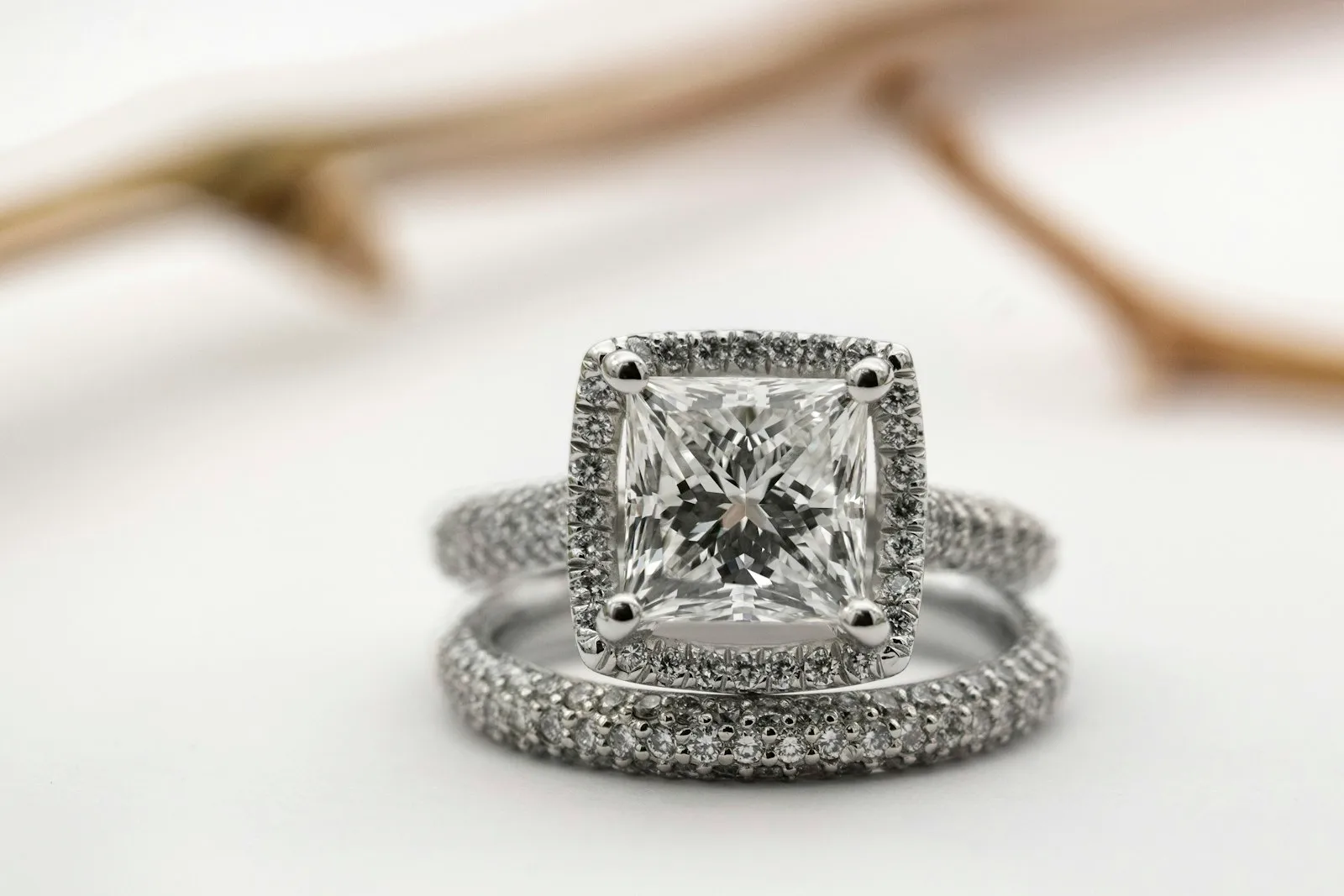 Cincin tunangan princess cut halo dengan cincin pavé serasi