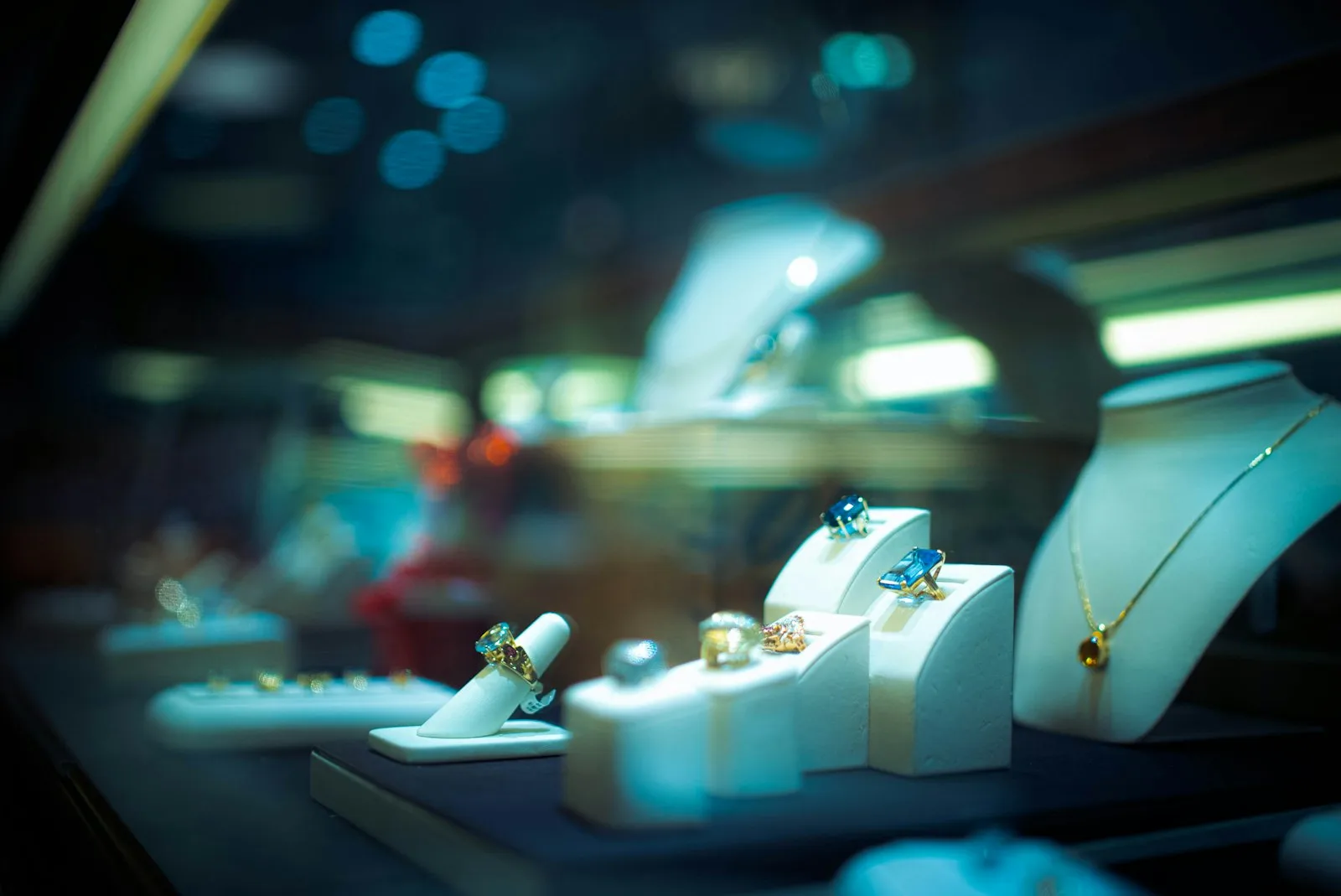 Cincin dan kalung di etalase butik yang bercahaya lembut