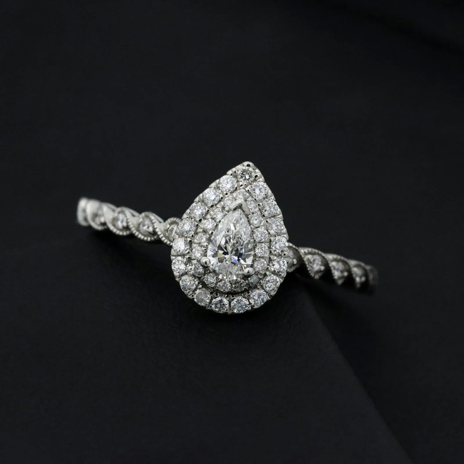 Cincin pear halo dengan latar hitam