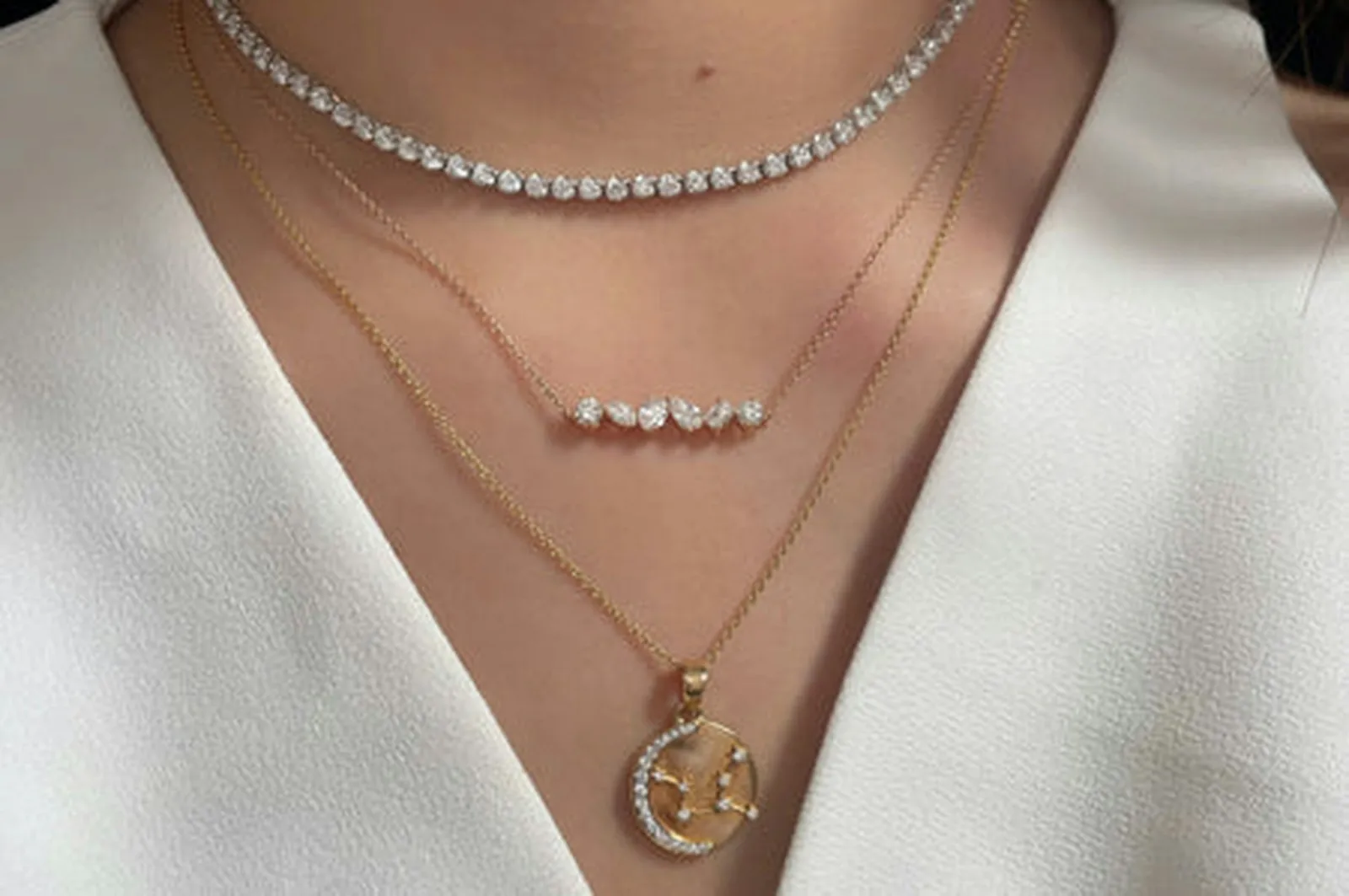 Kalung berlapis dengan rantai tenis berlian dan liontin
