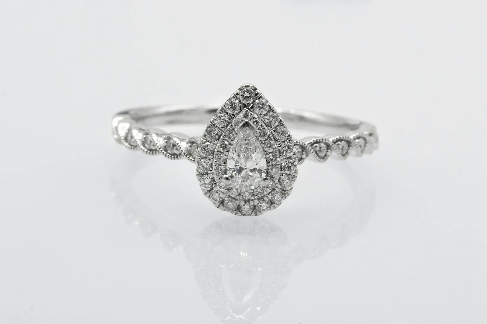 Cincin berlian bentuk pear dengan double halo emas putih