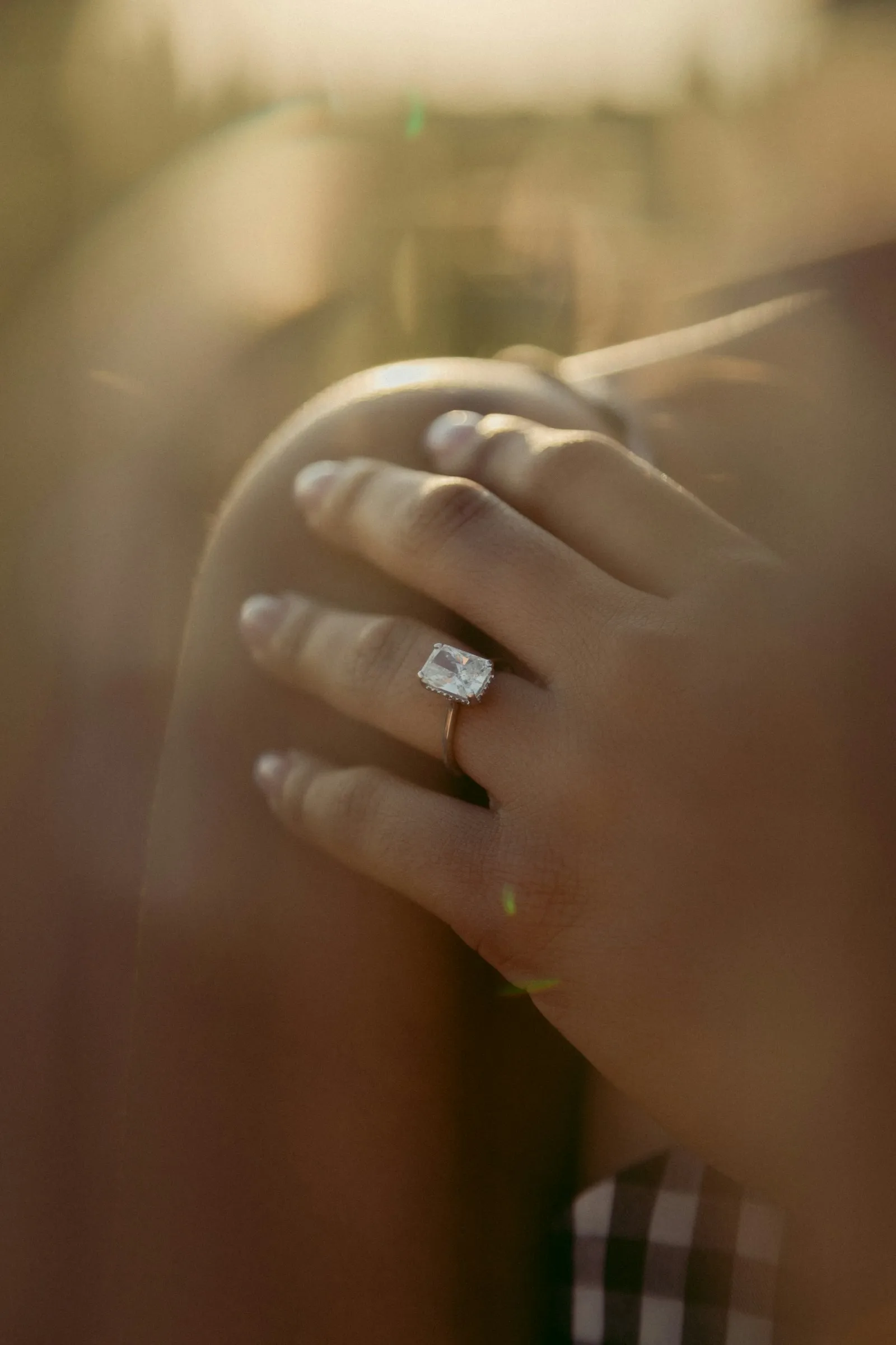 Tangan mengenakan cincin solitaire berlian