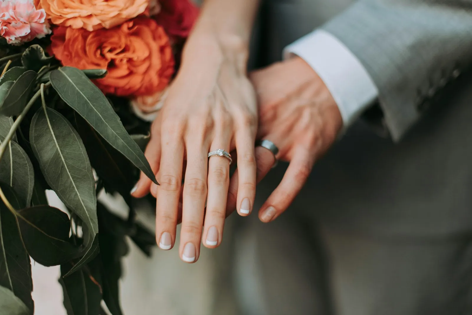 Pengantin bergandengan tangan dengan cincin kawin mereka